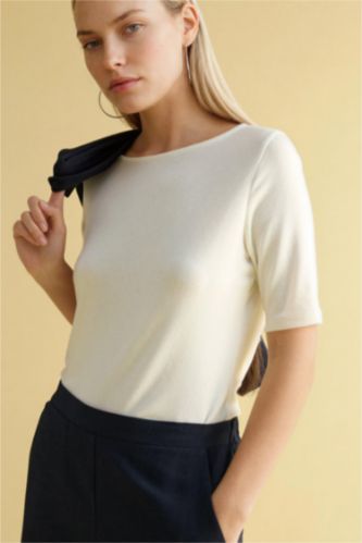 FEMME Écru T-shirt à col bateau et manches courtes Coupe régulière