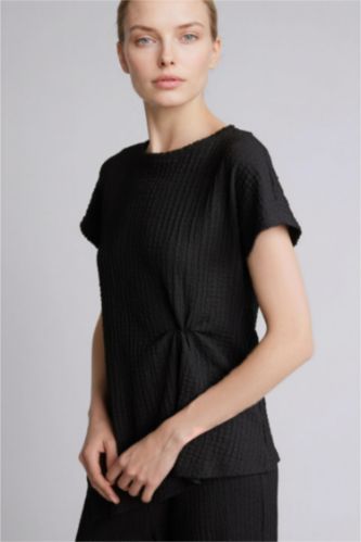 Kadın Siyah Asimetrik Bürümcük Kısa Kollu Tişört