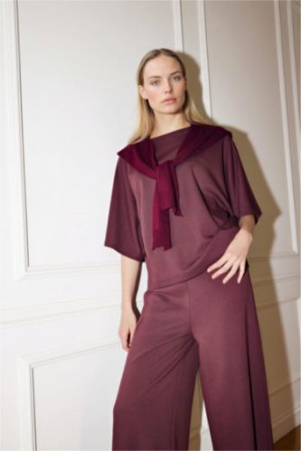 نساء بني تيشيرت ردن طويل وياخة عريضة