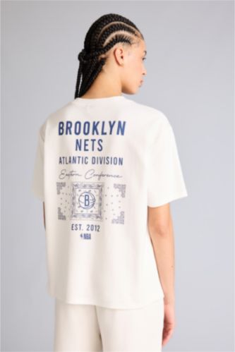 WOMAN Ecru Relax Fit Short Sleeved NBA Brooklyn Nets T-Shirt