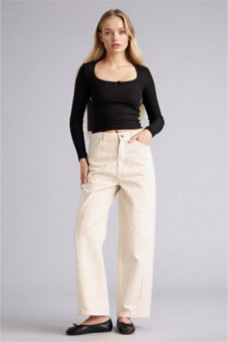 حريمي أبيض بنطلون منقط جبردين باجي فيت وخصر عادي