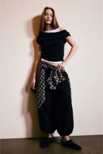 Woman Black Balloon Fit Double Pocket Poplin Trousers