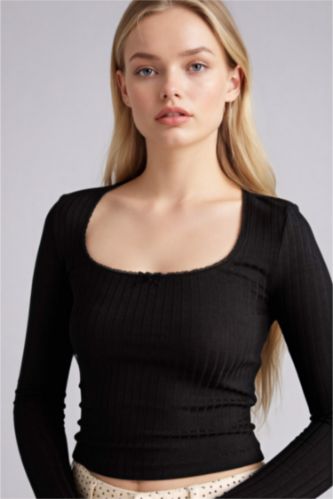 Әйелдерге қара Fitted U жағалы ұзын жеңді футболка