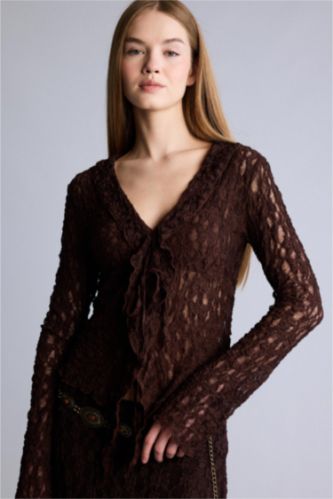 WOMAN Brown بلوزة كم طويل دانتيل سليم فيت بياقة V