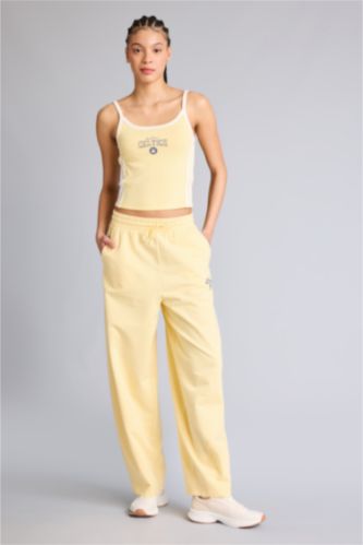 Женщины Светло-желтый Спортивные брюки Airtech NBA Boston Celtics Barrel Fit с карманами и стандартными штанинами