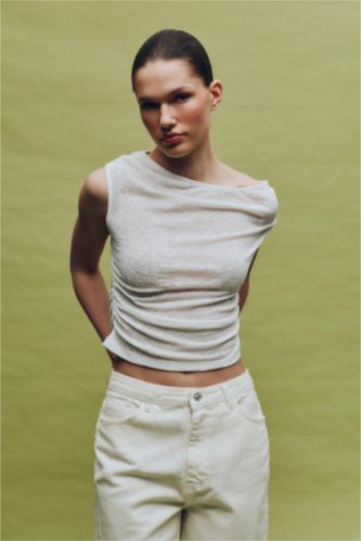 WOMAN White تيشيرت مخصر مضلع بياقة عريضة