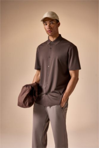 رجال بني Standard Fit Silk Short Sleeve Shirt