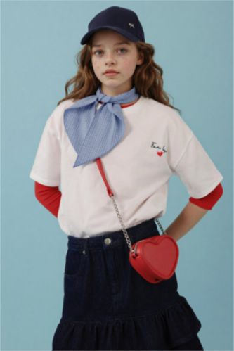 بنات بيج فاتح تيشيرت بناتي نص ردن بطبعة شعار قصة مريحة