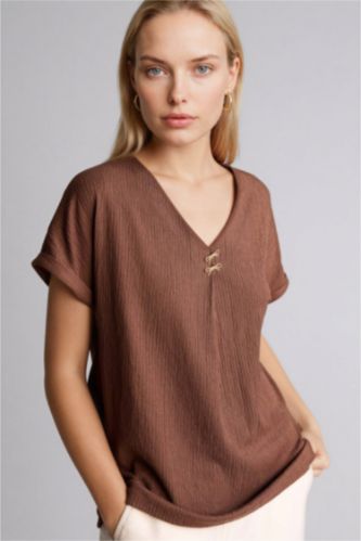 Kadın Kahve Regular Fıt V Yaka Bürümcük Kısa Kollu Tişört