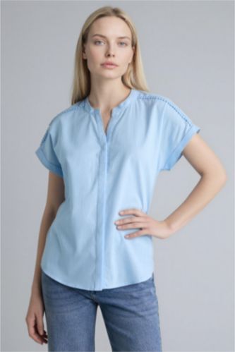 Kadın Açık Mavi Regular Fıt Bisiklet Yaka Flamlı Pamuk Kısa Kollu Gömlek