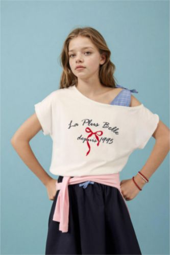 بنات بيج فاتح تيشيرت بناتي نص ردن بطبعة شعار بكتف مفتوح