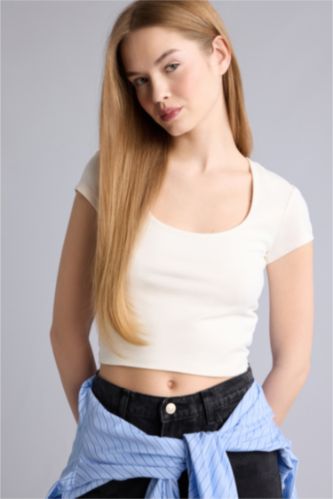 Kadın Kırık Beyaz Fıtted U Yaka Kısa Kollu Tişört