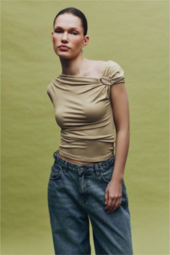 نساء زيتوني Slim Fit Boat Neck Buckle Detail T-Shirt