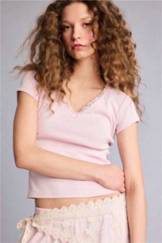 Kadın Açık Pembe Fıtted Dantel Yaka Ribana Kısa Kollu Tişört