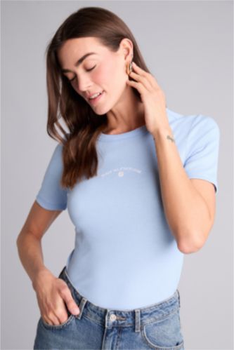 Kadın Açık Mavi Slım Fıt Bisiklet Yaka Nakış Baskı Çiçekli Fitilli Kaşkorse Kısa Kollu Tişört