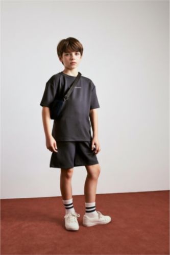 BOYS & TEENS Anthracite شورت اولادي بطبعة شعار اوفر سايز