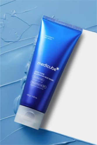 Kadın Saks Medicube Zero Pore Blackhead Mud Mask Siyah Nokta ve Pürüz Karşıtı Arındırıcı Asitli Kil Maskesi