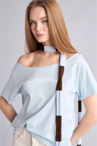 Kadın Açık Mavi Slım Fıt Kayık Yaka Baskılı Tişört