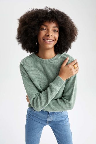 Пуловер стандартного крою з круглим вирізом для жінок