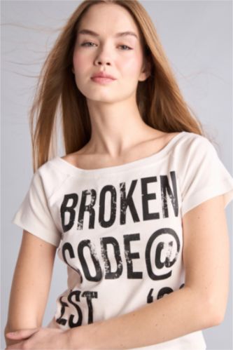 Kadın Kırık Beyaz Fitted Ribana Baskılı Tişört