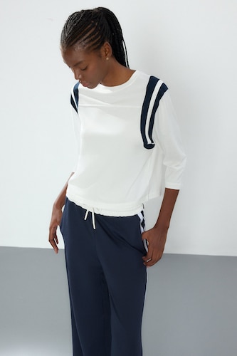نساء بيج فاتح T-shirt de sport écru à col rond et manches longues Coupe standard