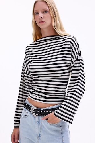 Kadın Kırık Beyaz Loose Fit Kayık Yaka Çizgili Tişört