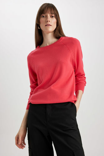 Пуловер стандартного крою з круглим вирізом для жінок