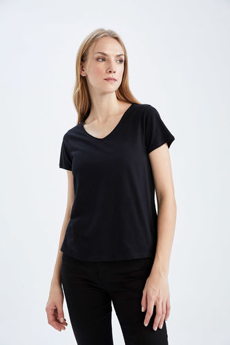 Трикотажна футболка чорного кольору з коротким рукавом