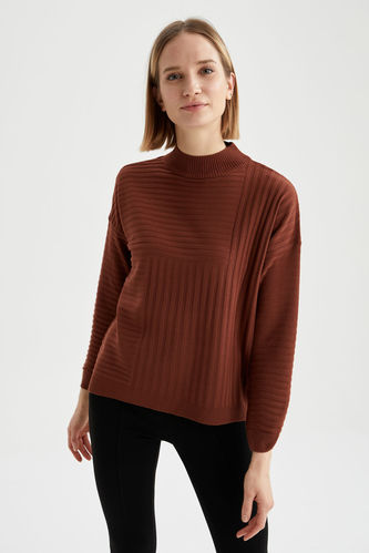 Пуловер коричневого кольору