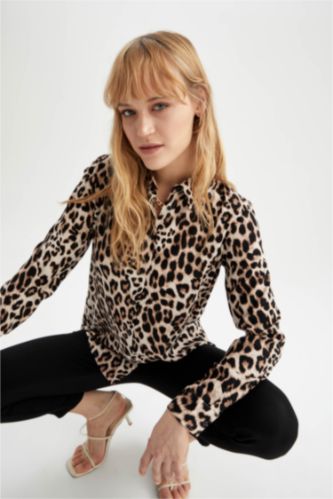 نساء بيج قميص بأكمام طويلة وياقة القميص بقصة عادية