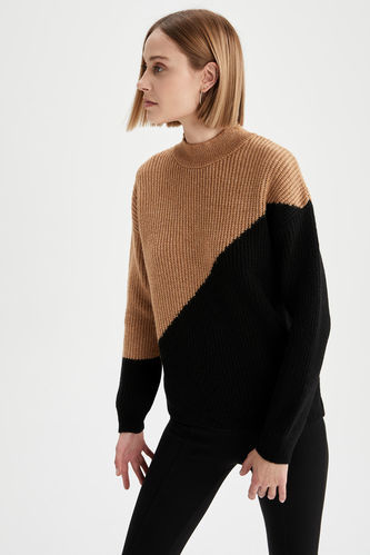 Pull en tricot à coupe décontractée avec col montant et blocs de couleurs