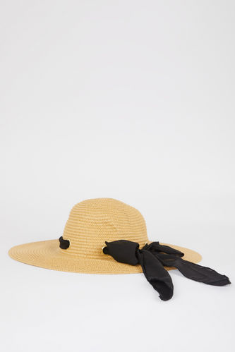 قبعة قش مزينة بشريط نسائي