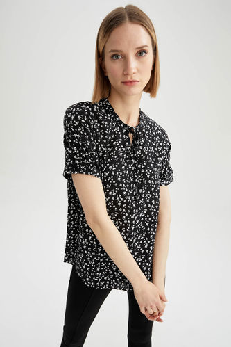 Блузка с коротким рукавом стандартного кроя для женщин