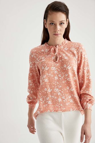 Блузка стандартного кроя с цветочным принтом