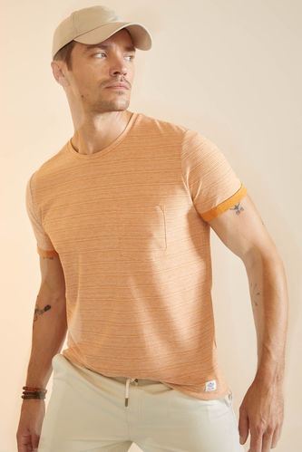 Базова футболка приталеного крою слім-фіт з круглим вирізом та кишенями