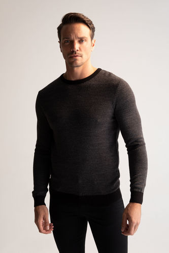 Чорний трикотажний пуловер