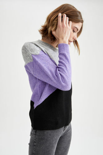 Трикотажний пуловер бузкового кольору