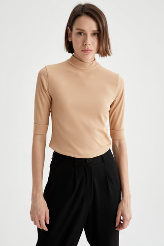 T-shirt à manches courtes en tricot à col montant