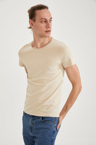 Базова футболка приталеного крою слім-фіт з круглим вирізом
