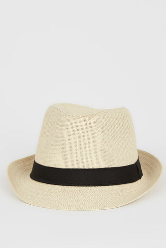 قبعة من القش مزينة بخطوط