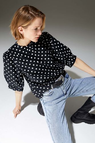 Short-Sleeved Cropped Fit Round Collar Polka Dot Blouse