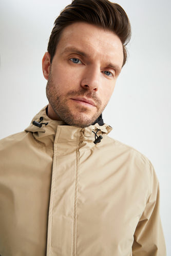 Приталенная куртка из искусственного меха с капюшоном