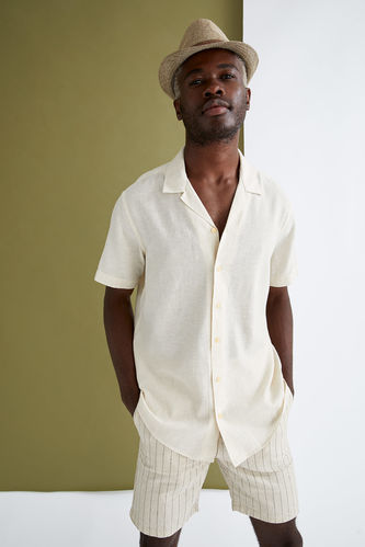 Chemise à manches courtes en mélange de lin à col court et coupe moderne
