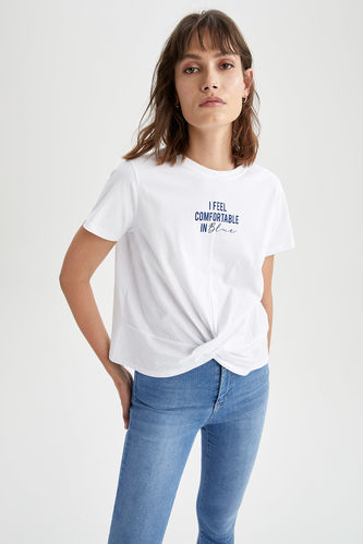 T-shirt coupe décontractée à slogan imprimé à la taille et nœud
