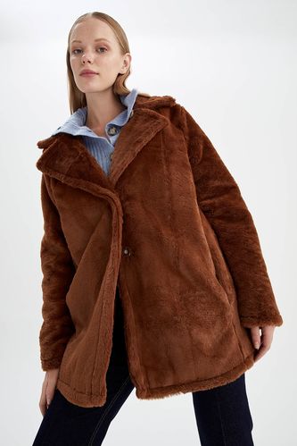 Manteau midi coupe décontractée avec poche en fausse fourrure et boutons-pression détaillés