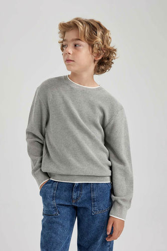 Пуловер стандартного кроя с круглым вырезом из трикотажа