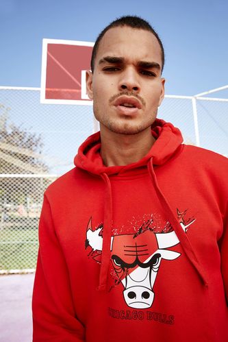 Sweat-shirt en coton à capuche coupe régulière imprimé Chicago Bulls sous licence NBA