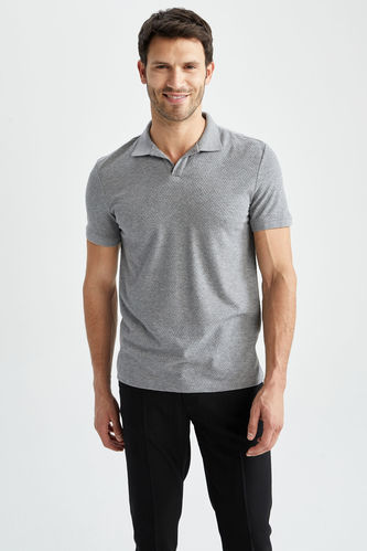 T-shirt basique à manches courtes et col polo de coupe moderne