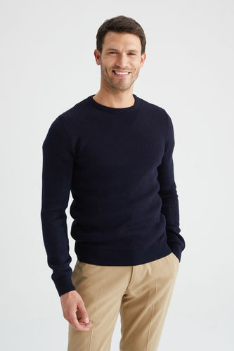 Пуловер приталенного кроя с круглым вырезом