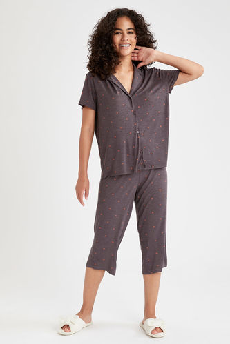 Ensemble de pyjama capri coupe décontractée avec haut à col chemise et taille élastique